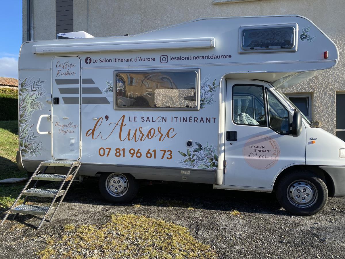 Coiffeuse présente dans le village mardi