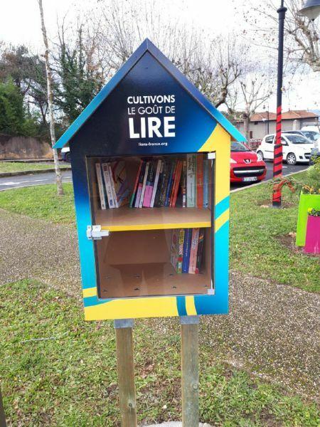 LA BOÎTE À LIVRES DÉPLACÉE